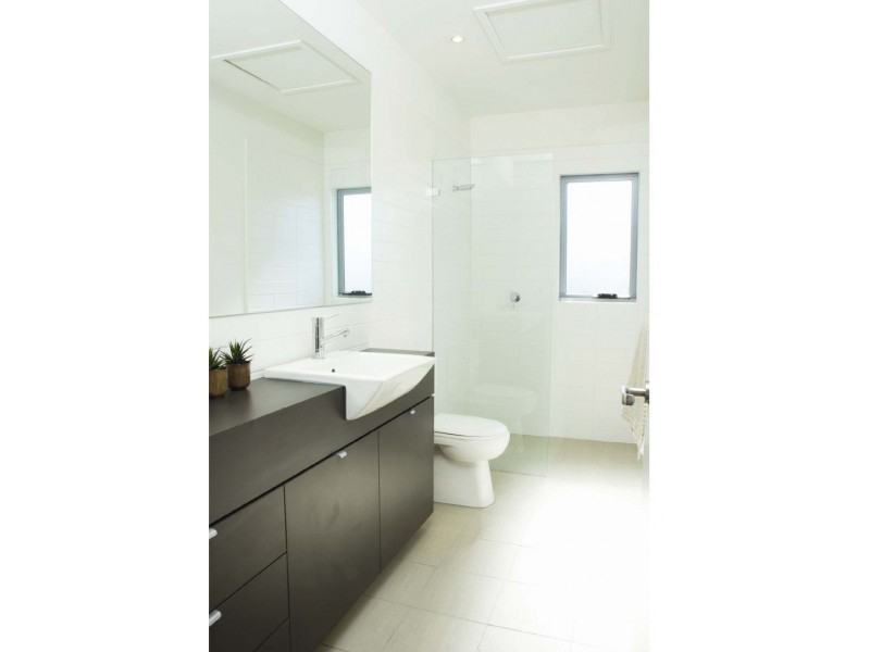 8 Watts Drive, Varsity Lakes QLD 4227