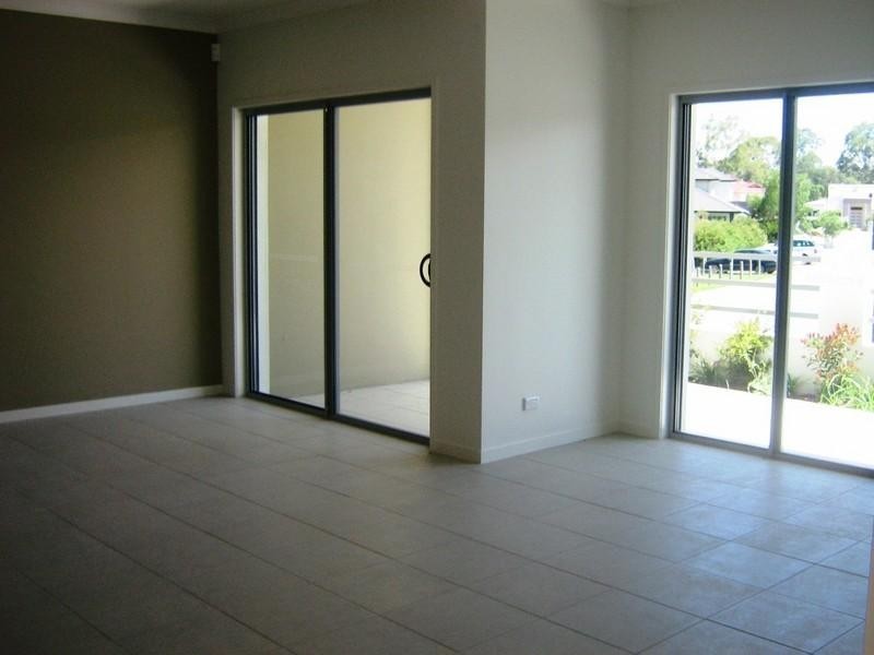 1/16 MOYENNE Court, Varsity Lakes QLD 4227