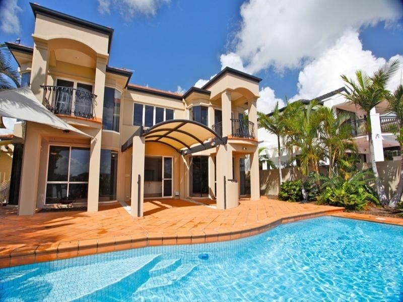 2 Trimaran Place, Clear Island Waters QLD 4226