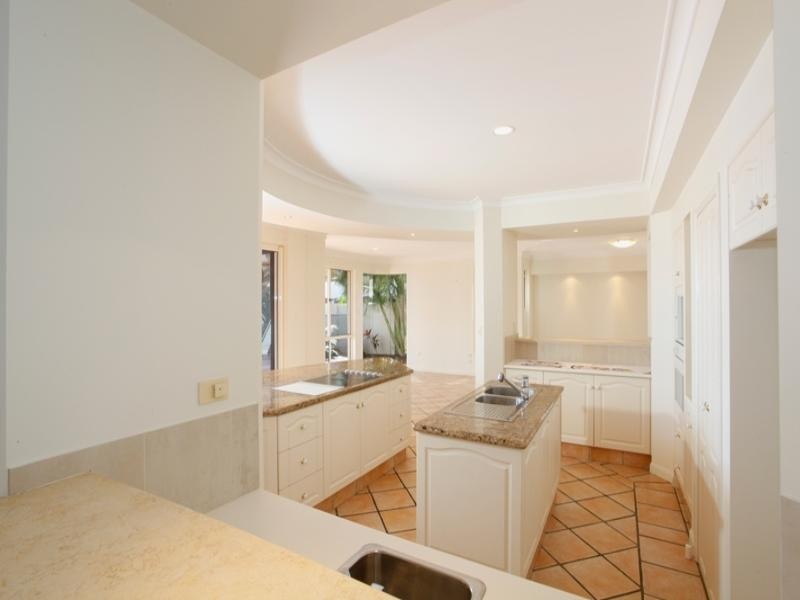 2 Trimaran Place, Clear Island Waters QLD 4226
