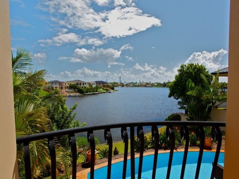 2 Trimaran Place, Clear Island Waters QLD 4226