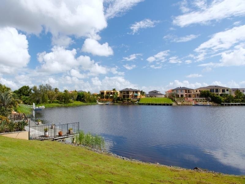 2 Trimaran Place, Clear Island Waters QLD 4226