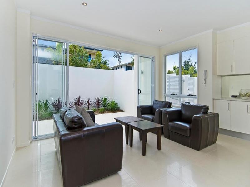 2/15 Andromeda Parade, Robina QLD 4226