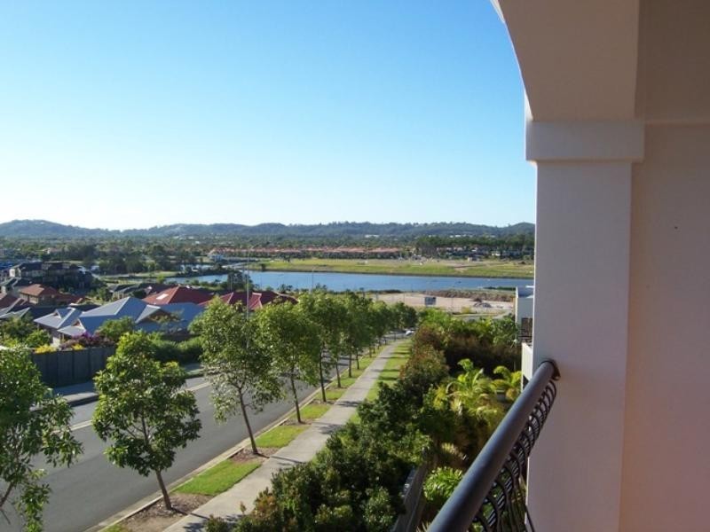 3/2 Blue Ridge Crescent, Varsity Lakes QLD 4227