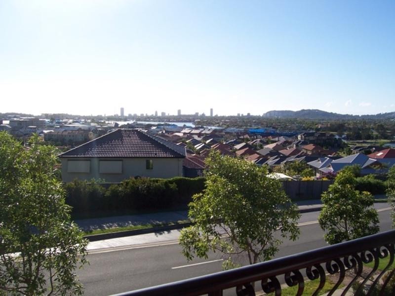 3/2 Blue Ridge Crescent, Varsity Lakes QLD 4227