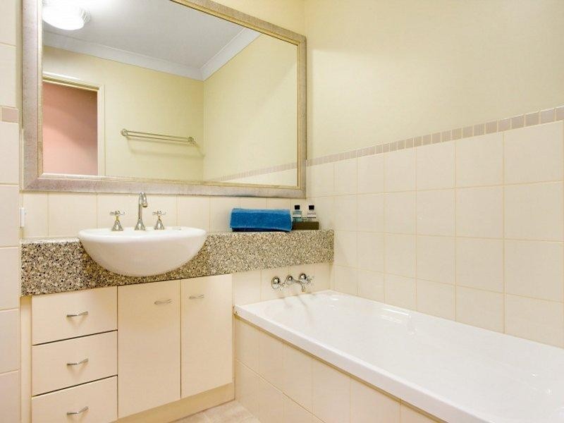 8/1 Pine Valley Drive, Robina QLD 4226