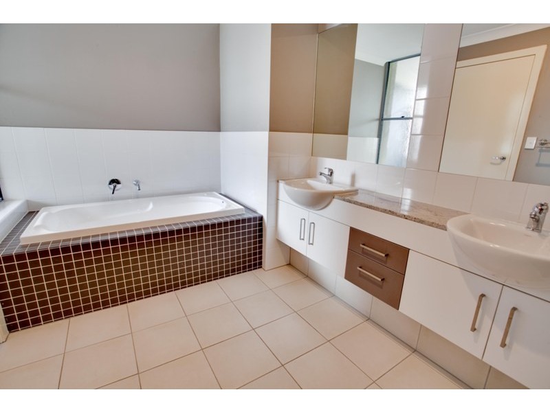 4/10 Valbonne Street “Park Azzura”, Varsity Lakes QLD 4227