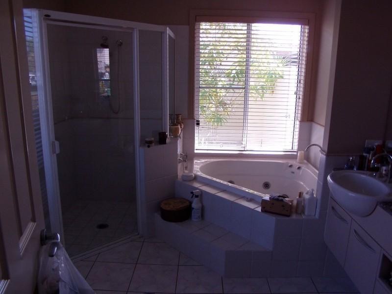 2040 Carlton Drive, Hope Island QLD 4212