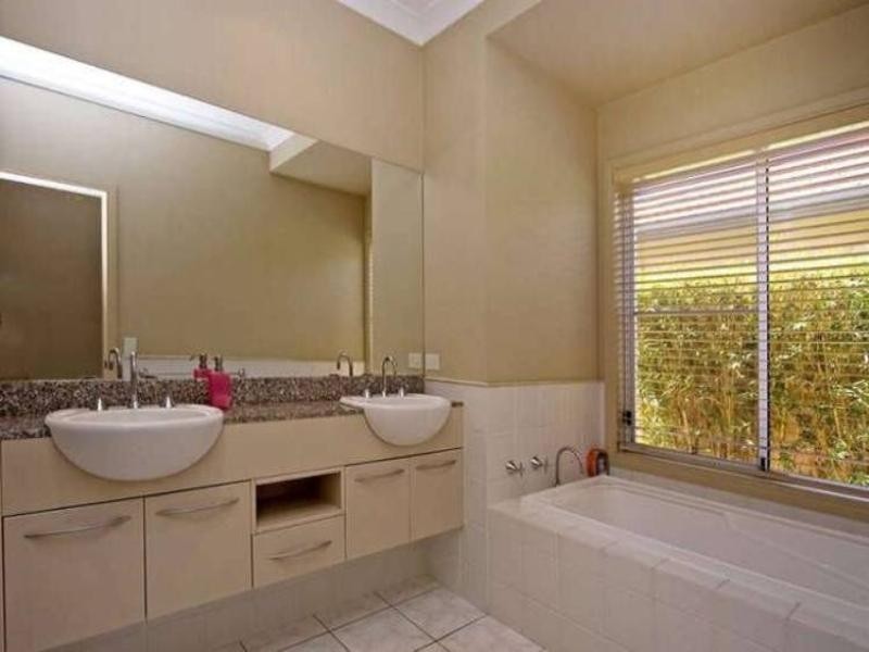 2040 Carlton Drive, Hope Island QLD 4212