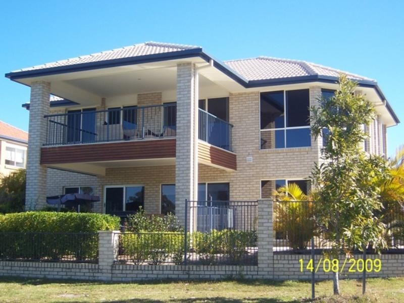 1 Moyenne Crescent, Varsity Lakes QLD 4227