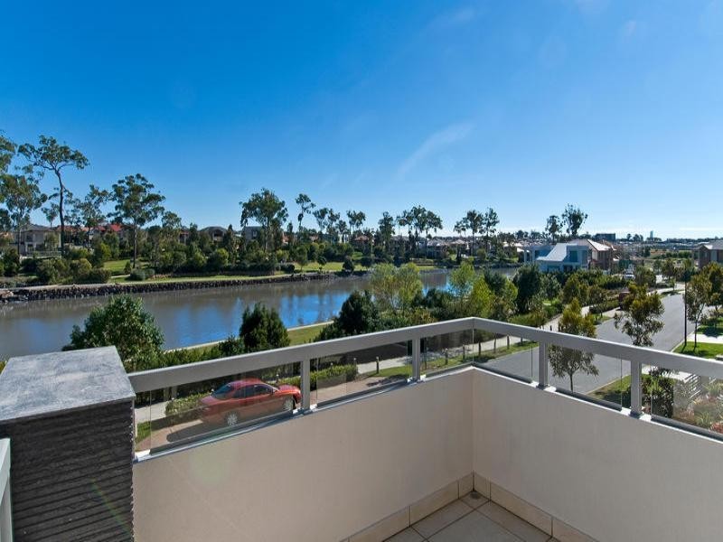 15 Port Peyra Crescent, Varsity Lakes QLD 4227