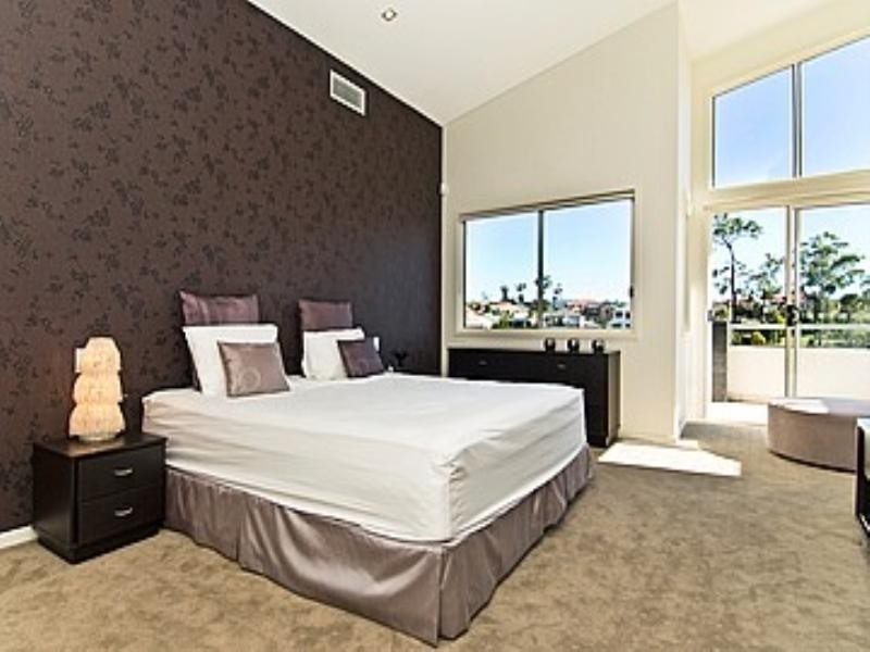 15 Port Peyra Crescent, Varsity Lakes QLD 4227