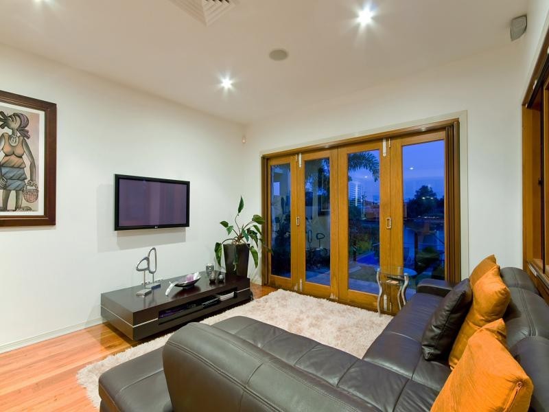 13 La Spezia Court, Isle Of Capri QLD 4217