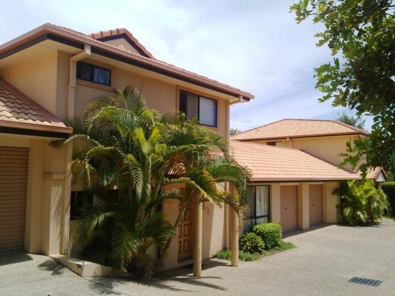 2/39 Pine Valley Drive, Robina QLD 4226