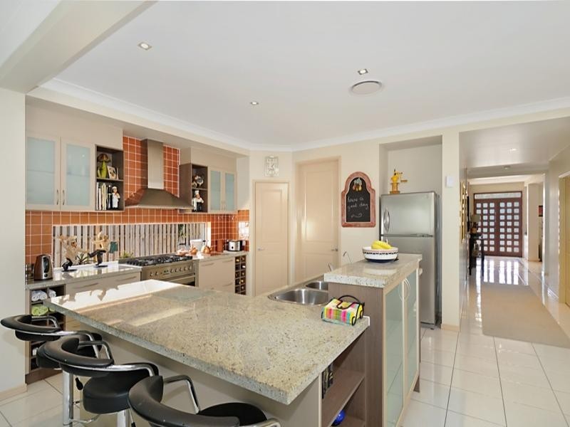 17 Port Peyra Crescent, Varsity Lakes QLD 4227