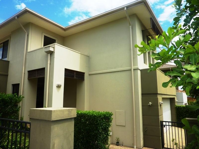 10 Pine Valley Drive, Robina QLD 4226