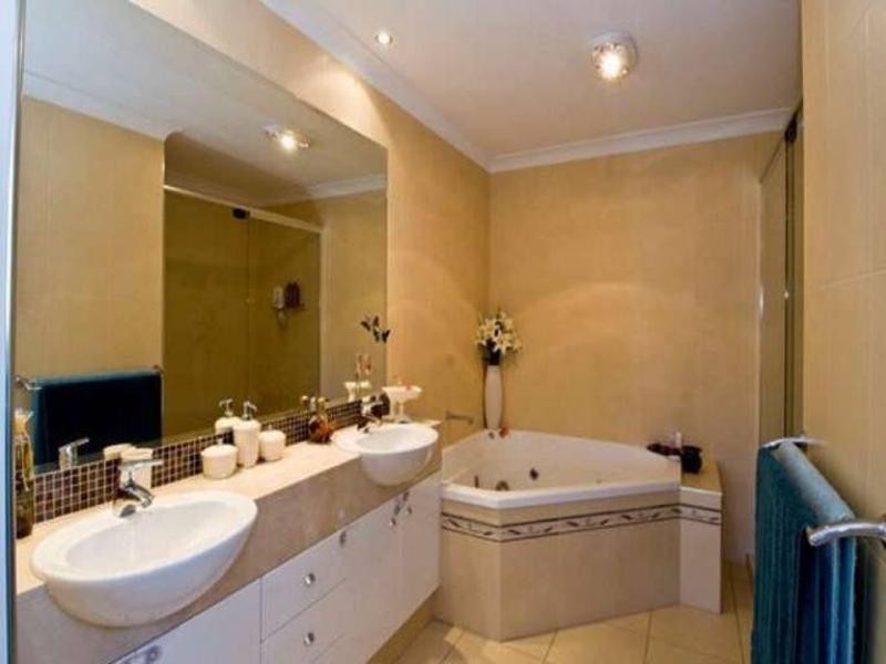 19 Port Peyra Crescent, Varsity Lakes QLD 4227