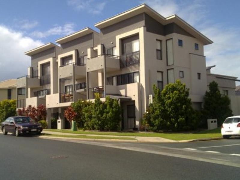 4/2 Palma Crescent, Varsity Lakes QLD 4227