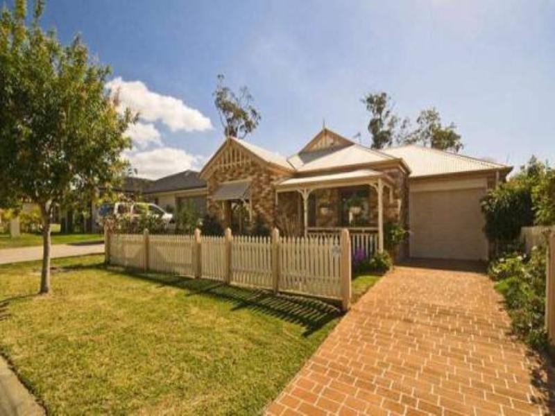 4 Waimea Drive, Varsity Lakes QLD 4227