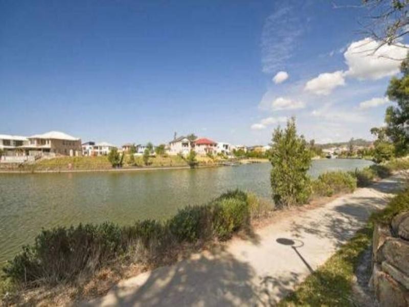 4 Waimea Drive, Varsity Lakes QLD 4227