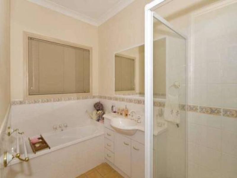 4 Waimea Drive, Varsity Lakes QLD 4227