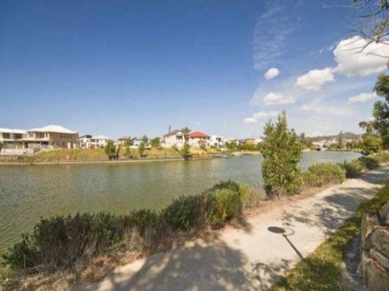 4 Waimea Drive, Varsity Lakes QLD 4227