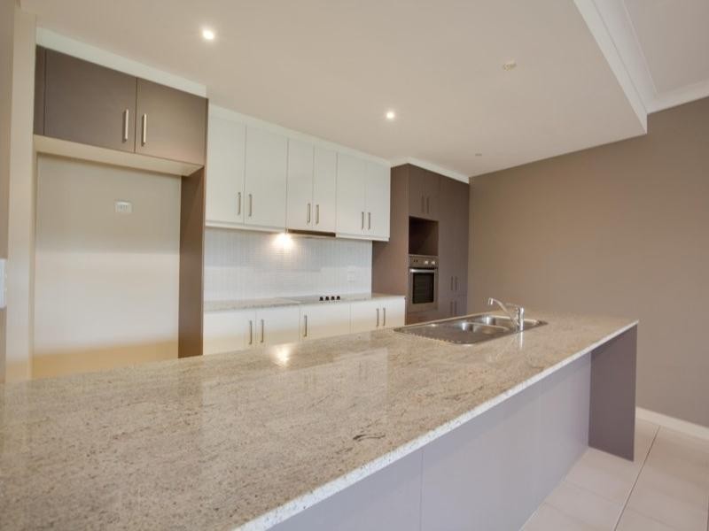 4/1 Saint Paul Crescent, Varsity Lakes QLD 4227