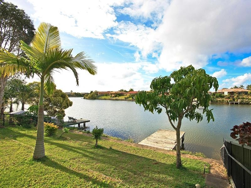 7 Southlake Drive, Varsity Lakes QLD 4227