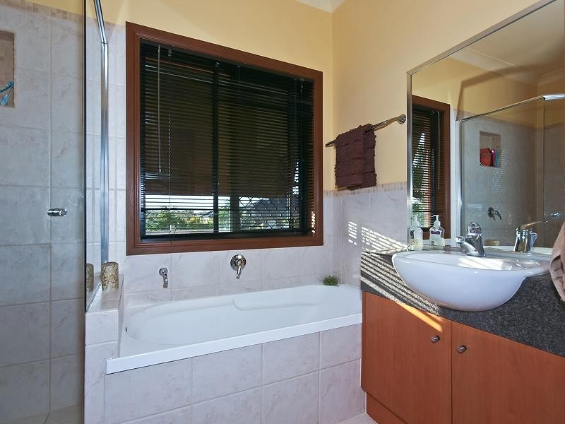 27 Gerona Circuit, Varsity Lakes QLD 4227