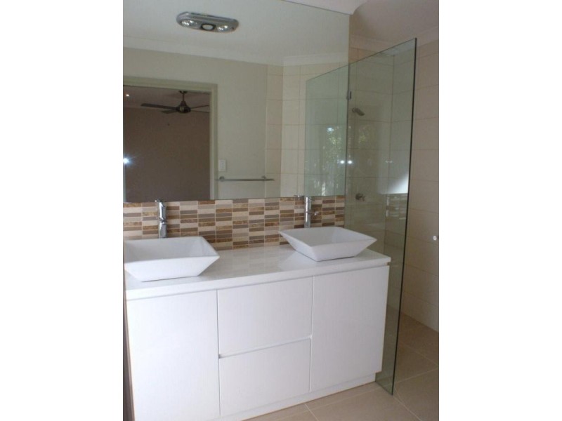 32 Lakes Circuit, Burleigh Waters QLD 4220