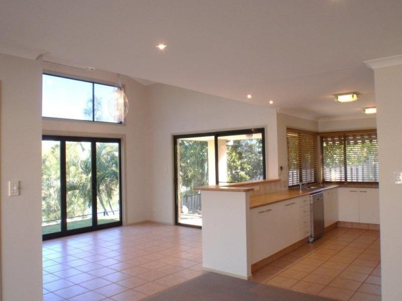 32 Lakes Circuit, Burleigh Waters QLD 4220