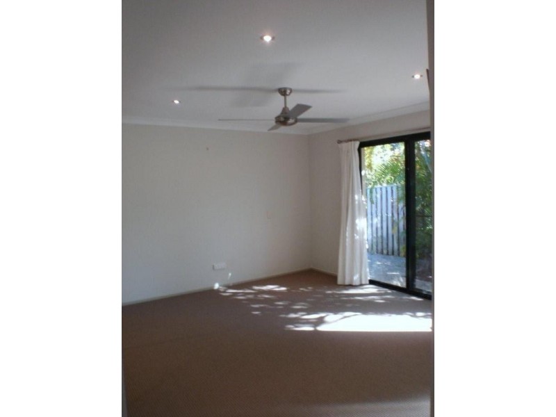 32 Lakes Circuit, Burleigh Waters QLD 4220