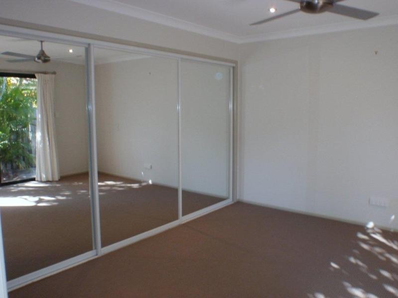 32 Lakes Circuit, Burleigh Waters QLD 4220