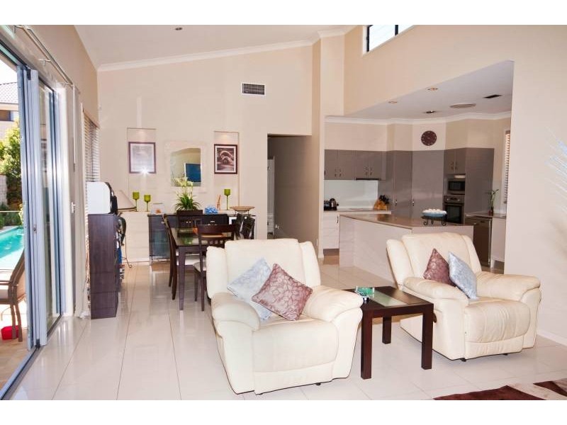 8 Menton Avenue, Varsity Lakes QLD 4227