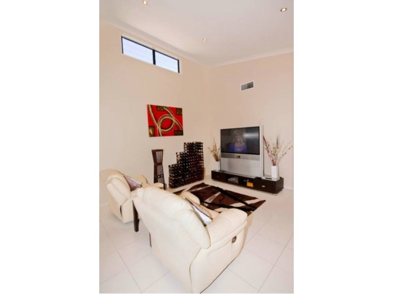 8 Menton Avenue, Varsity Lakes QLD 4227