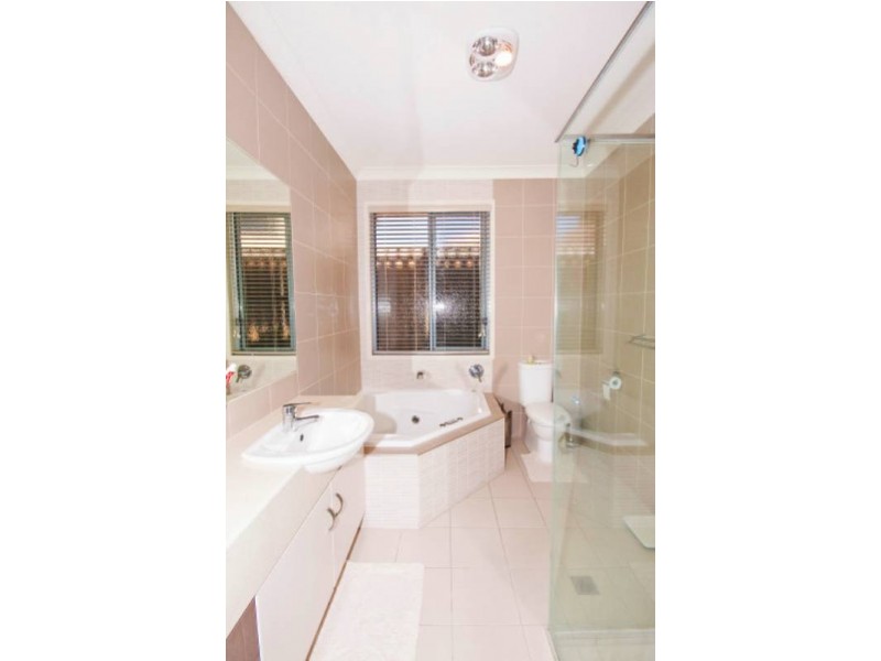 8 Menton Avenue, Varsity Lakes QLD 4227