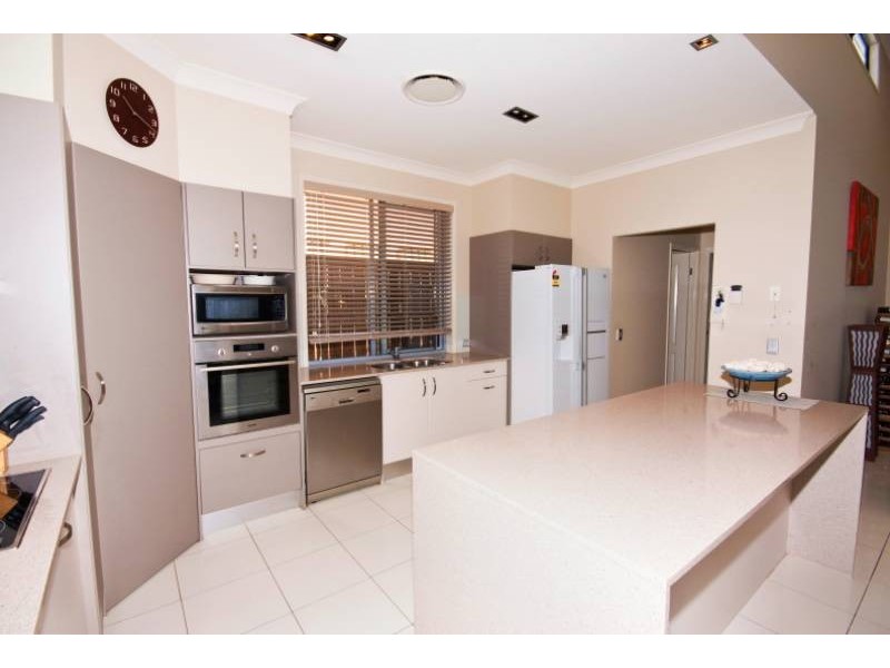 8 Menton Avenue, Varsity Lakes QLD 4227