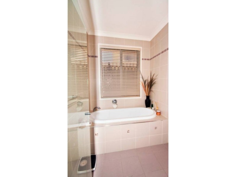 8 Menton Avenue, Varsity Lakes QLD 4227