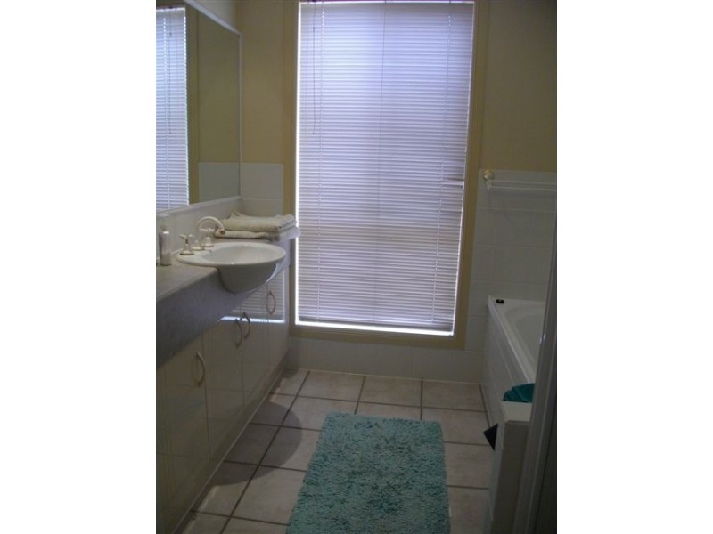 1 Cornell Court, Varsity Lakes QLD 4227