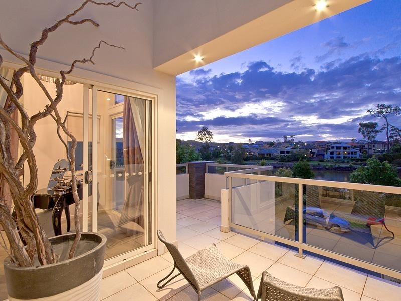 15 Port Peyra Crescent, Varsity Lakes QLD 4227