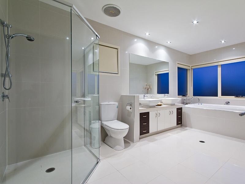 15 Port Peyra Crescent, Varsity Lakes QLD 4227