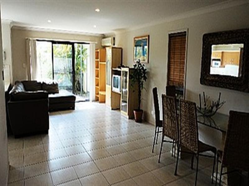 2/2 North Shore Drive, Varsity Lakes QLD 4227