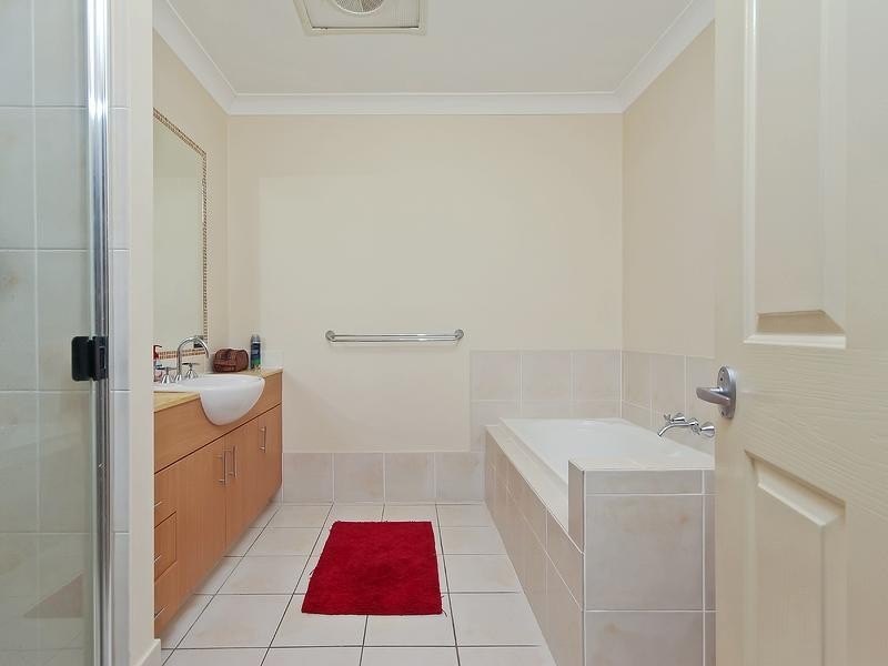 2/10 Glasshouse Drive, Varsity Lakes QLD 4227