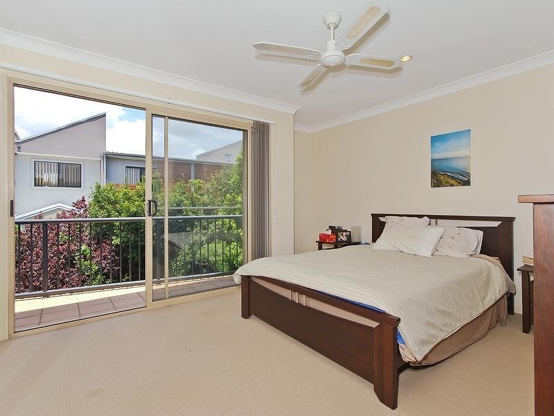 2/10 Glasshouse Drive, Varsity Lakes QLD 4227