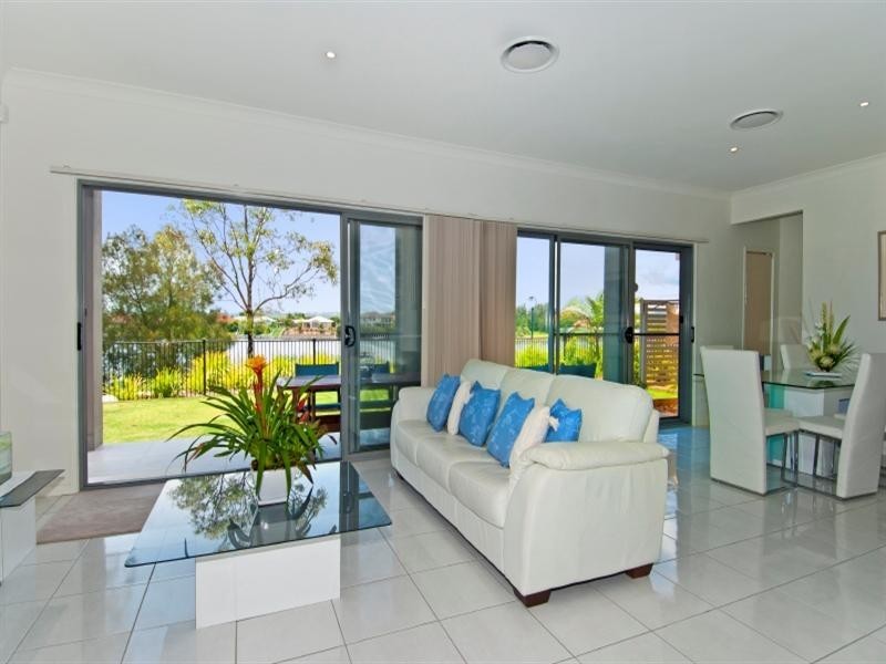 31 Lakefront Crescent, Varsity Lakes QLD 4227
