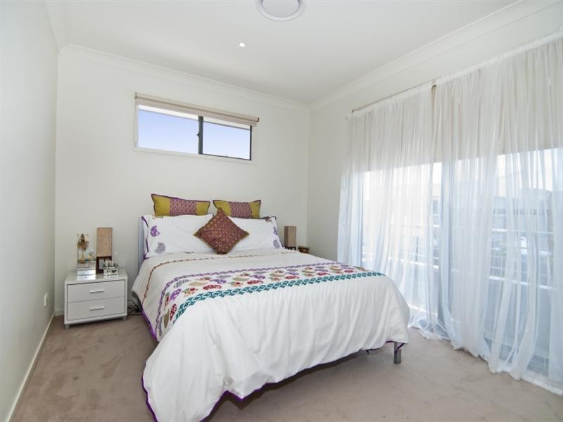 31 Lakefront Crescent, Varsity Lakes QLD 4227