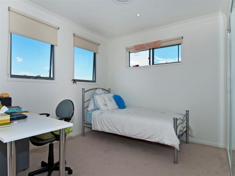 31 Lakefront Crescent, Varsity Lakes QLD 4227