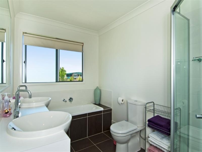 31 Lakefront Crescent, Varsity Lakes QLD 4227