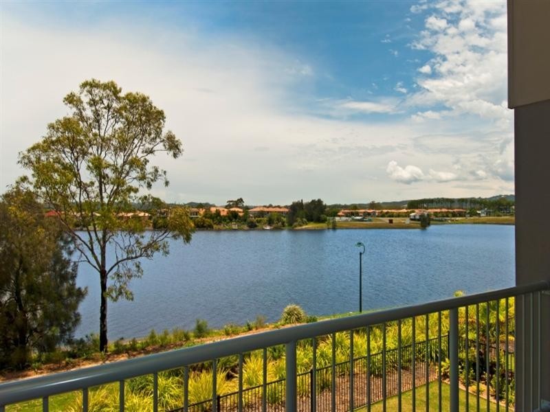 31 Lakefront Crescent, Varsity Lakes QLD 4227