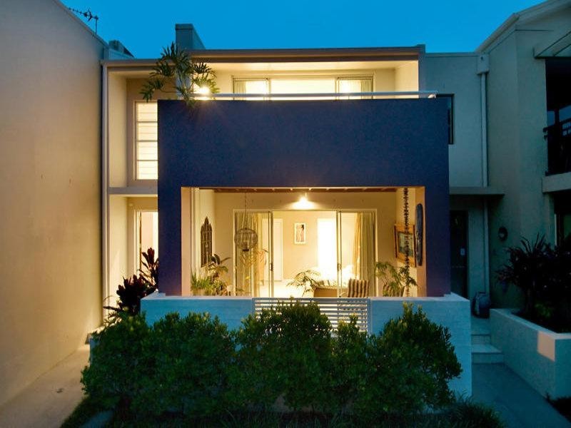 18 Moores Crescent, Varsity Lakes QLD 4227